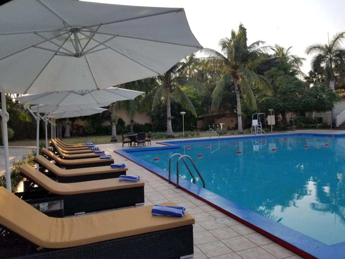 Avari Towers Karachi Exterior foto The pool at the Serena Hotel