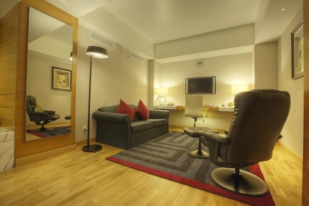 Avari Towers Karachi Habitación foto A suite at the hotel