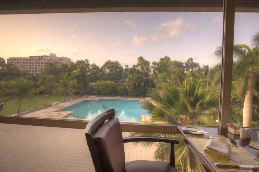 Avari Towers Karachi Facilidades foto The pool at the Taj Bengal