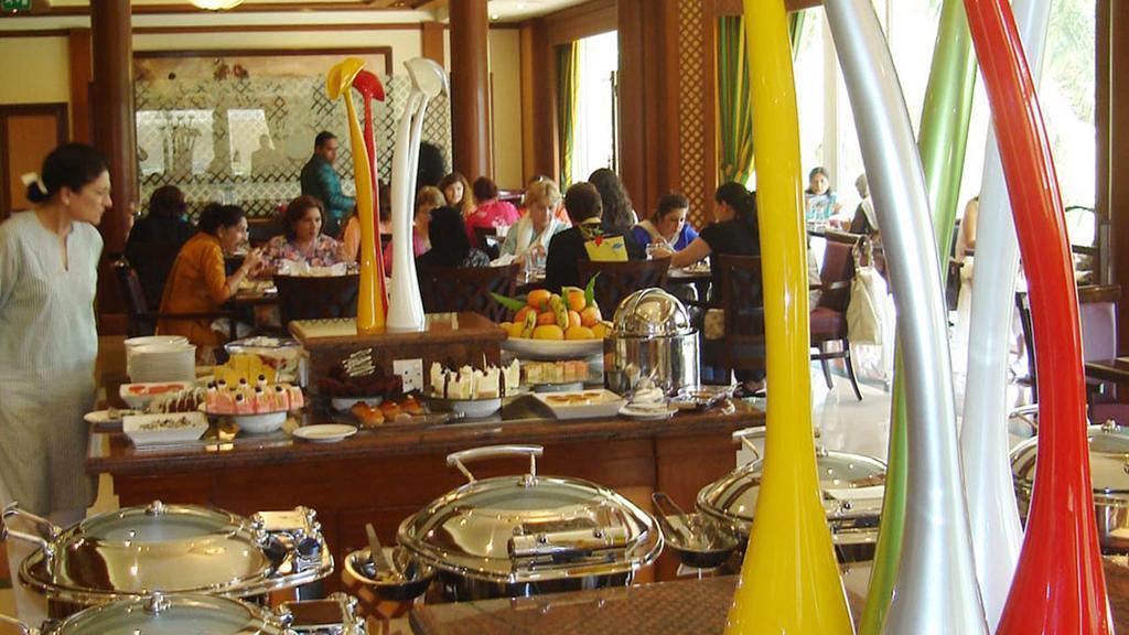 Avari Towers Karachi Exterior foto A buffet at a hotel