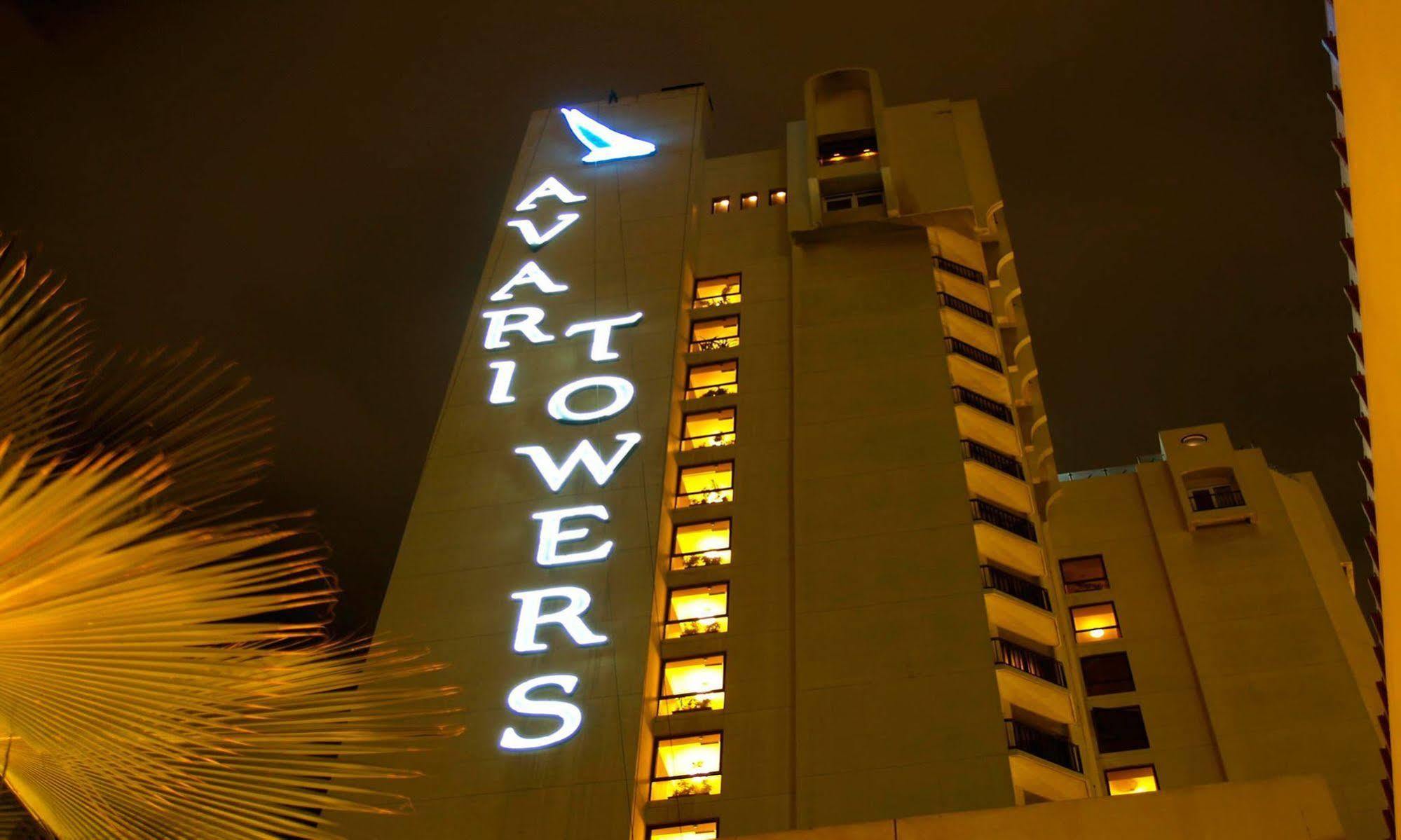 Avari Towers Karachi Exterior foto The hotel at night