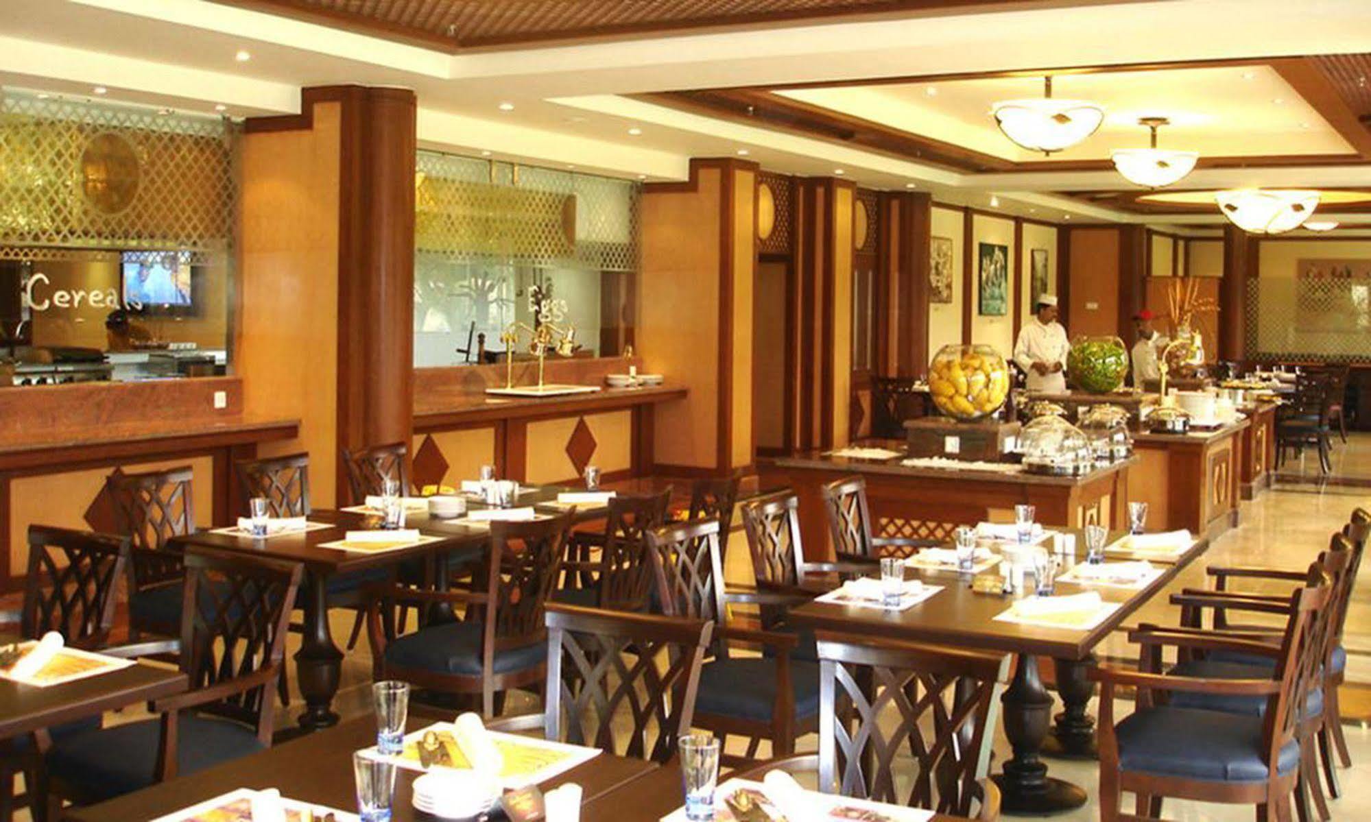 Avari Towers Karachi Exterior foto The interior of a restaurant