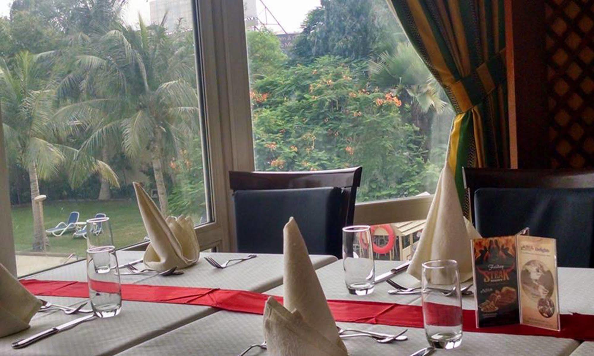 Avari Towers Karachi Exterior foto The interior of the restaurant