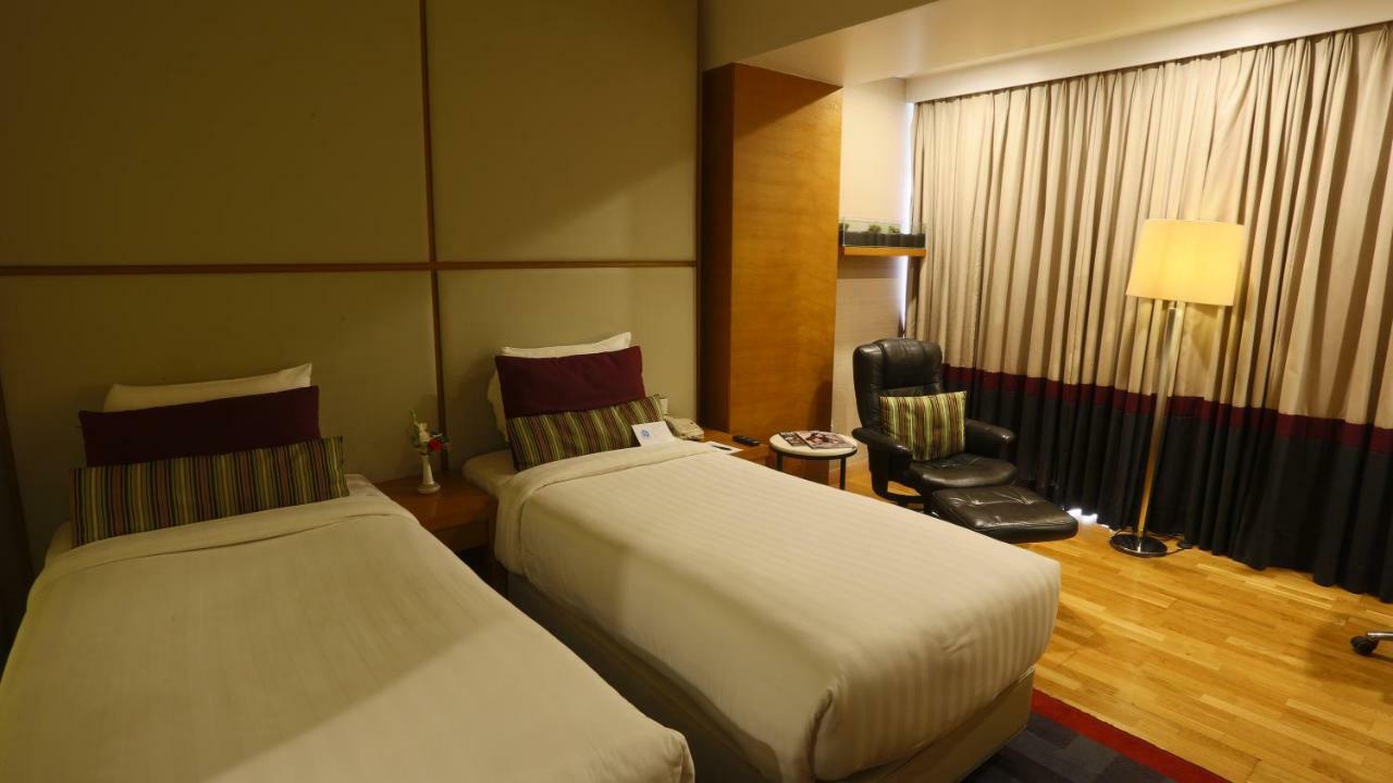 Avari Towers Karachi Exterior foto A room at the hotel