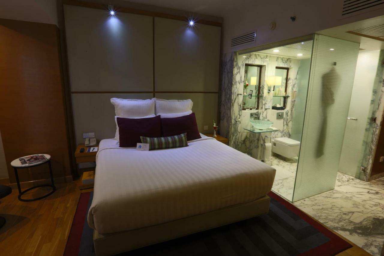 Avari Towers Karachi Exterior foto A room at the hotel
